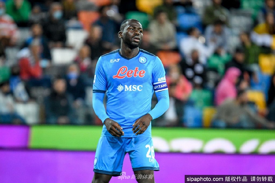 库利巴利与切尔西队员在训练场上积极交流，迅速融入新团队，展现其领袖气质与亲和力。