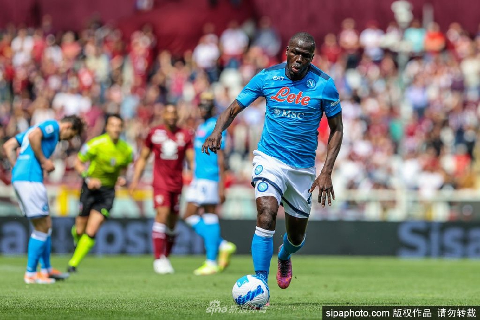 库利巴利在切尔西训练基地全神贯注地进行有球训练，专注的神情预示着他已准备好迎接英超的全新挑战。