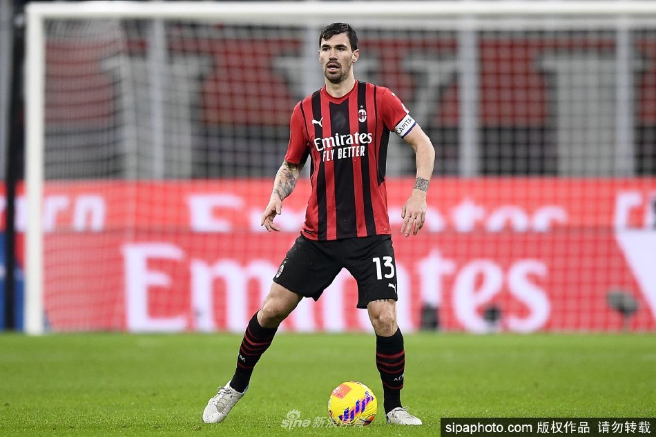 罗马尼奥利在体检中心进行加盟前最后检查，神情专注认真迎接职业生涯新阶段