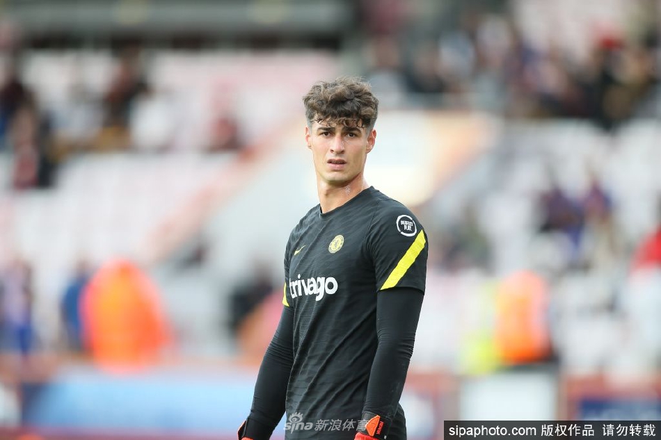 训练场上，凯帕飞身跃起奋力扑救，手套即将触碰到飞来的足球