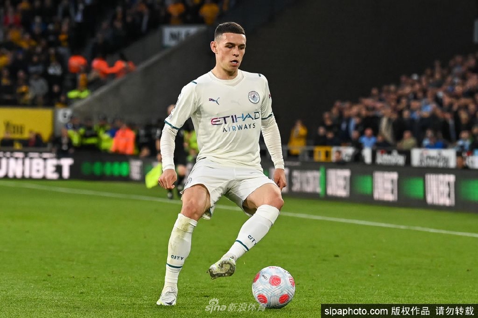 福登在训练中专注盘带，身旁的足球清晰可见，展现了其作为攻击型中场的卓越技术和日复一日的刻苦训练。