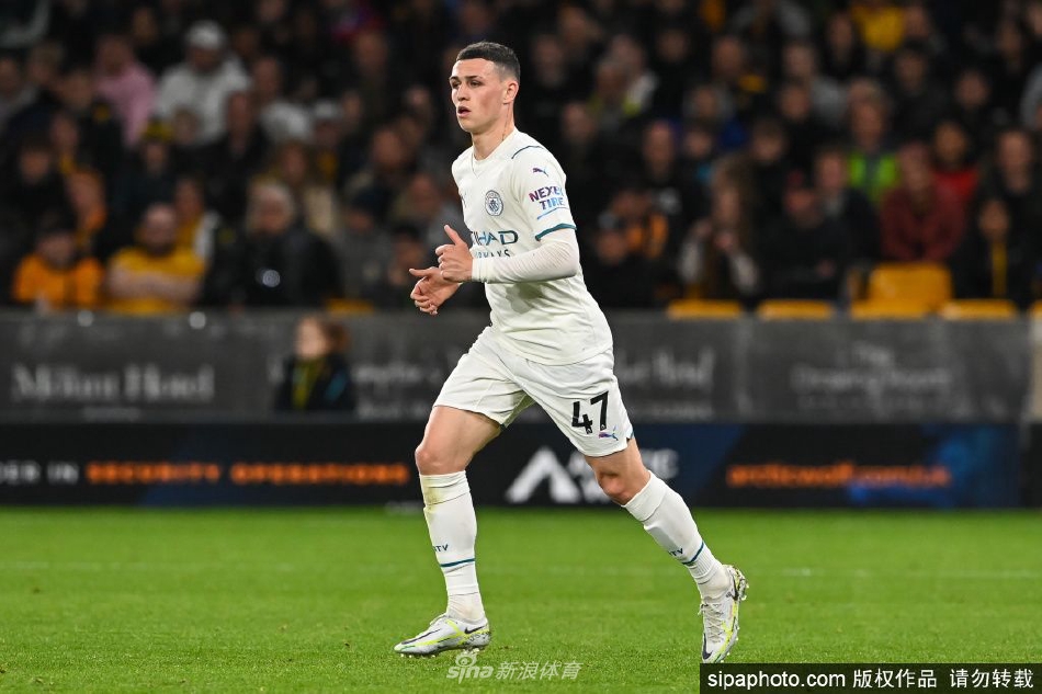 福登在比赛中带球突破，眼神坚定地望向对手防线，展现出其作为核心攻击手在赛场上的决断力与进攻威胁。