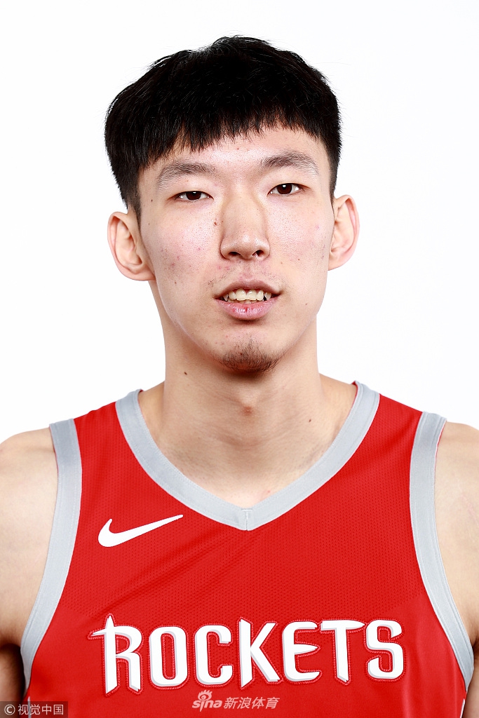 在聚光灯的映照下，周琦单手托球，眼神中闪烁着对未来的憧憬与不屈，肌肉线条在光影下显得格外醒目，透露出一个夏天的沉默耕耘。