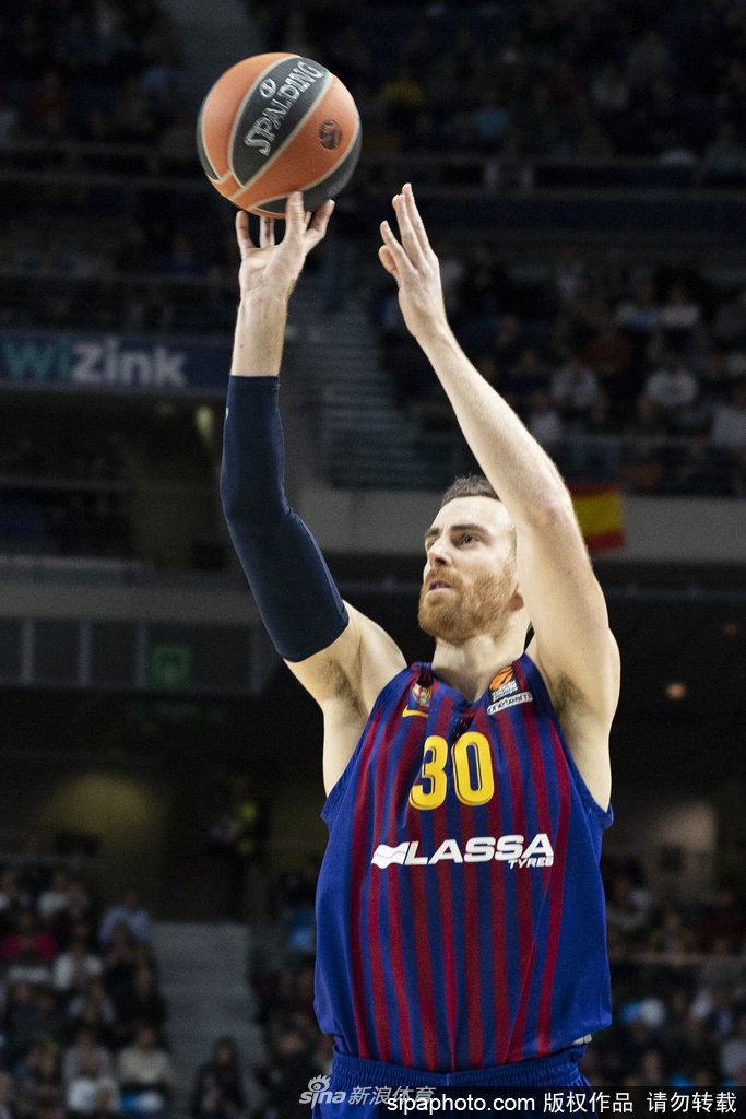 一只戴着防护手套的手紧紧握着巴萨队旗的一角，象征着在严峻的疫情面前，俱乐部与球迷之间依然紧密相连，永不分离。