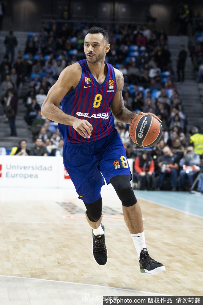 夕阳余晖洒在空无一人的巴塞罗那主场座椅上，虽然比赛暂停了，但红蓝色的座椅依然排列整齐，静待疫情过后王者归来的那一天。