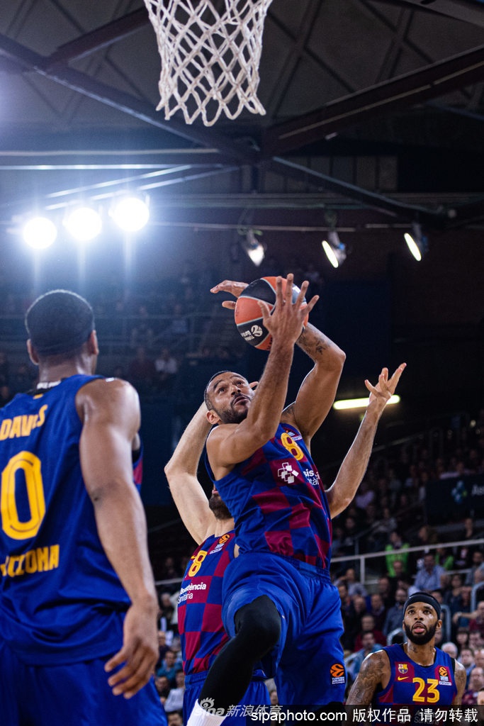 空旷的诺坎普球场看台上，一面巨大的巴萨队旗静静悬挂，失去了往日球迷的喧嚣，默默诉说着疫情对世界足坛的无情冲击。