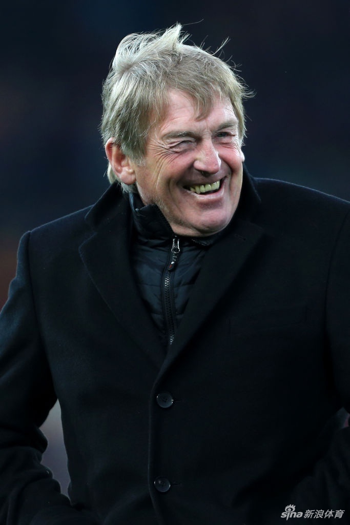 执教时期的达格利什在场边激情指挥，双手指向远方，那充满感染力的肢体语言，正是利物浦永不放弃精神的完美写照。