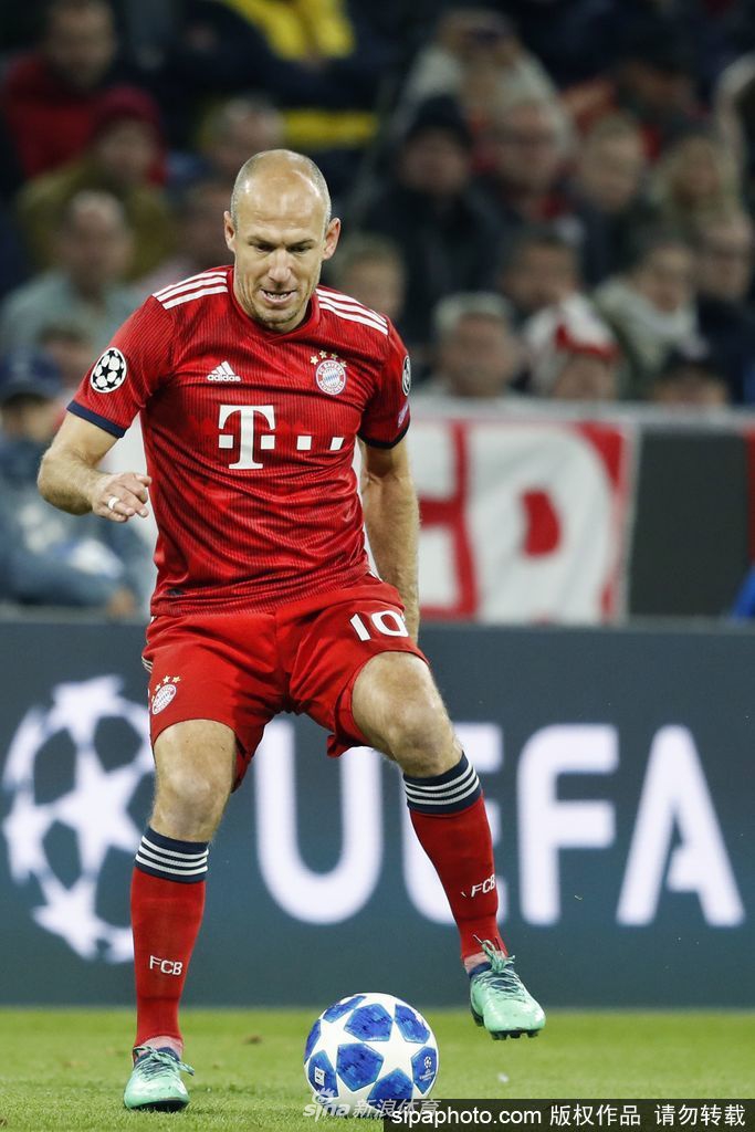 特写镜头中，罗本正接受采访，他眼神深邃，双手配合着话语比划着，仿佛在向人们诉说着内心对未来的迷茫与对足球的眷恋。