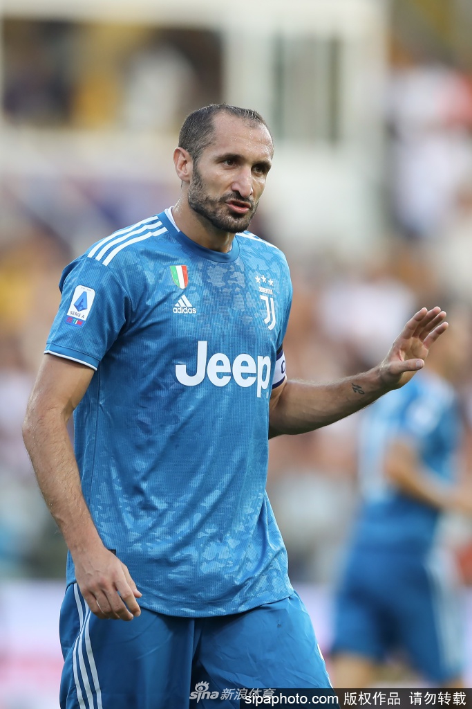 基耶利尼手捧意甲冠军奖杯开怀大笑，那咧嘴大笑的标志性表情如同一个孩子般纯真，与他场上凶悍的防守形成鲜明对比，这背后是他为这家俱乐部倾尽所有的荣耀与自豪。