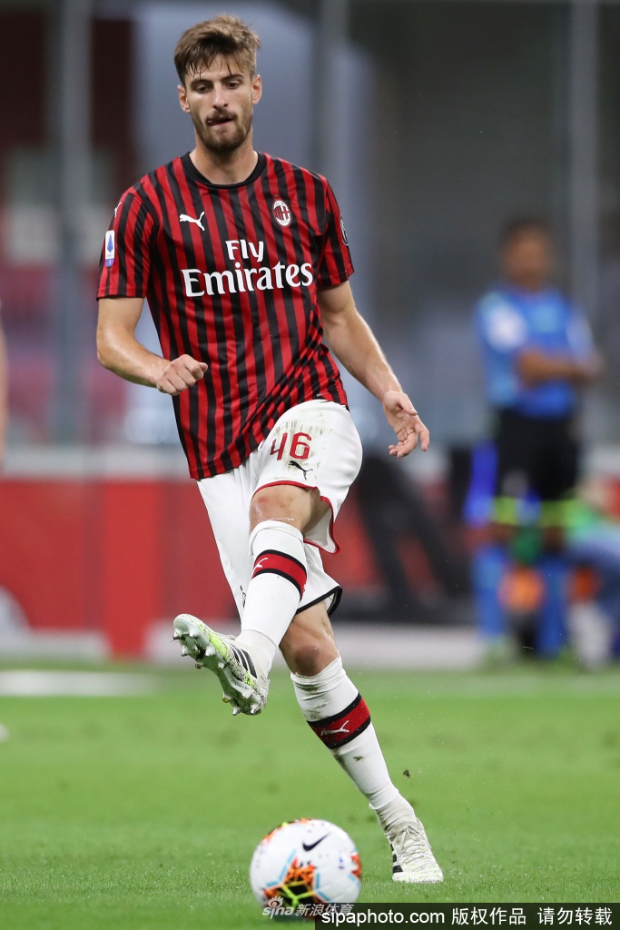 红黑军团的优雅象征，一件全新的AC米兰战袍静置于更衣室中，胸前醒目的阿联酋航空标志在光影下熠熠生辉，静待英雄披挂上阵，续写传奇。