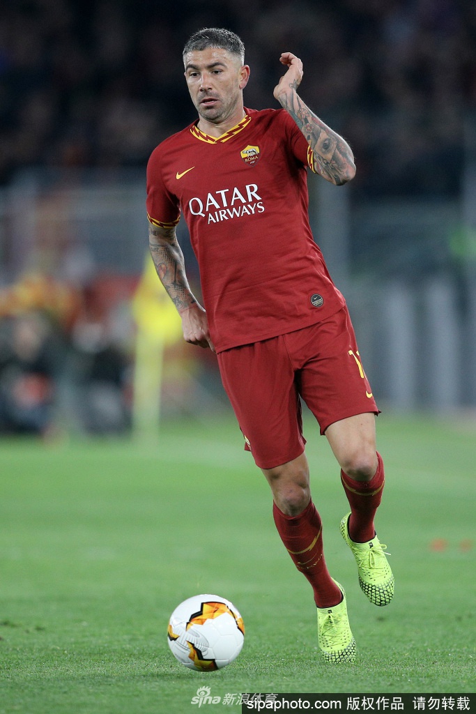 科拉罗夫在健身房中进行力量训练，紧实的肌肉线条凸显出他34岁仍保持的顶级身体状态，专注的神情预示着他已为新赛季的挑战做好准备。