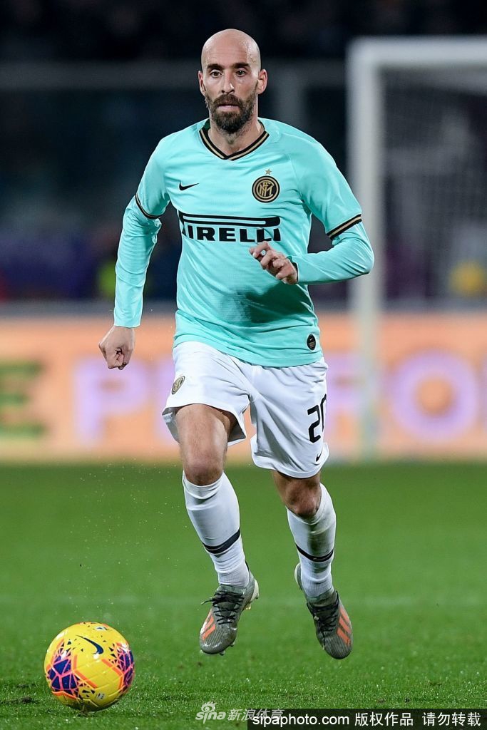 镜头前的巴莱罗面容专注，在合同上郑重签下自己的名字。这一刻，纸笔摩擦的细微声响仿佛化作了无声的誓言，承载着他对紫百合未来岁月的承诺与责任。