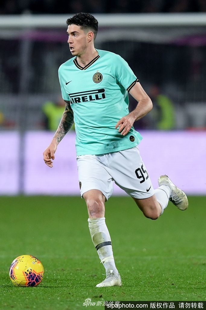 身披蓝黑战袍的巴斯托尼在比赛中腾空而起，他舒展的身体犹如一张拉满的弓，全力阻挡着对手的进攻路线