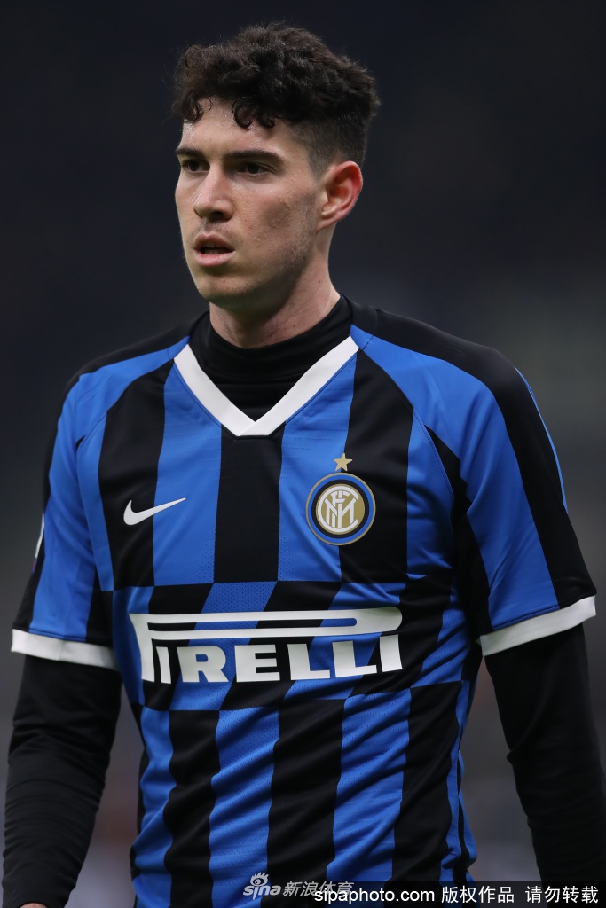 巴斯托尼在庆祝时握紧双拳仰天长啸，阳光勾勒出他年轻而坚毅的面部轮廓，仿佛在无声宣誓必将战胜病魔归来