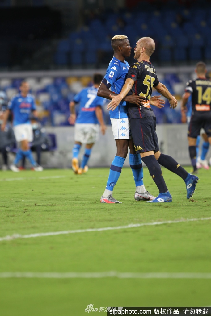 结束隔离的球员驾车驶离基地，通过后视镜，他最后望了一眼这片度过了特殊时光的训练场，目光坚定地驶向前方