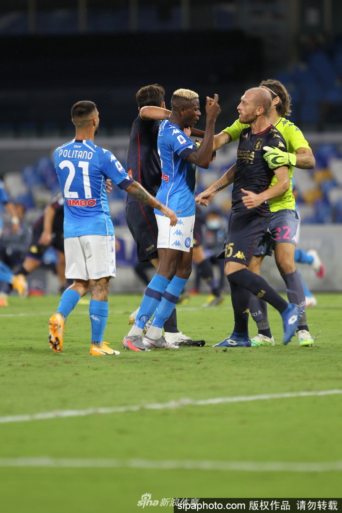 一位那不勒斯队的工作人员正在对训练器材进行细致的消毒，一丝不苟地为球队的安全保驾护航