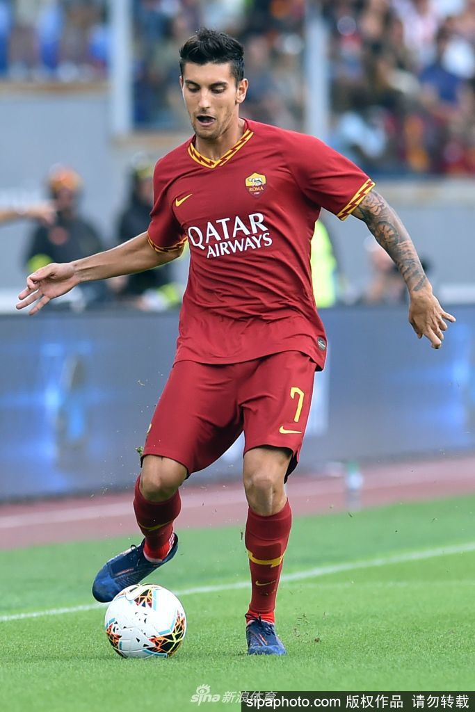 佩莱格里尼在球场上目光坚毅地目送皮球远去，背景是虚化的看台与灯光，这张颇具电影质感的画面定格了他在疫情阴霾下对足球的眷恋，以及对战胜病毒重返赛场的渴望。