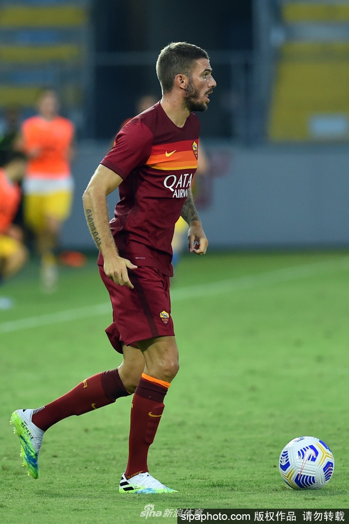 阳光透过百叶窗洒在客厅地板上，桑顿戴着口罩坐在沙发上，面前的茶几上摆放着一个电子体温计和喝了一半的水杯。尽管眼神中透露出对未来的坚定，但这幅画面依然无声地诉说着疫情之下，一名职业球员被迫远离绿茵场的孤寂与静默。