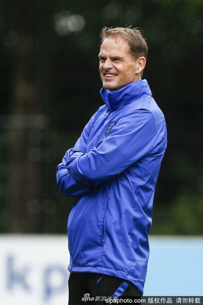 德波尔双手插兜，孤立无援地站在场边，背景是灯火通明的球场，却映照出这位荷兰主帅内心深处的孤独与无助