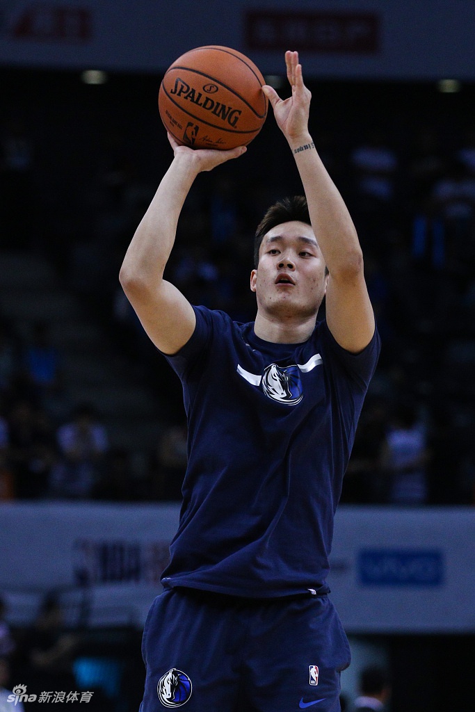 阿不都沙拉木在训练馆里完成一次扣篮后，双手抓住篮筐，脸上露出久违的笑容