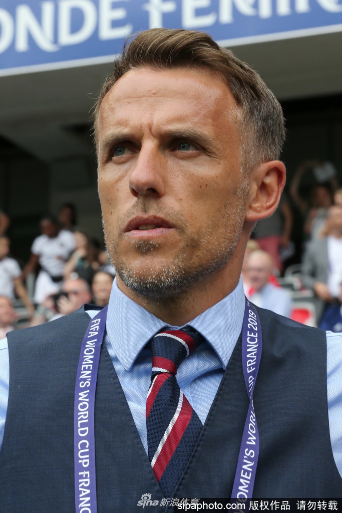 发布会的镁光灯下，菲尔-内维尔与贝克汉姆相对而立，无需言语，一个默契的眼神便仿佛将时光拉回了老特拉福德的青春岁月，此刻他们不再是队友，而是为了同一个梦想携手打拼的创业伙伴。