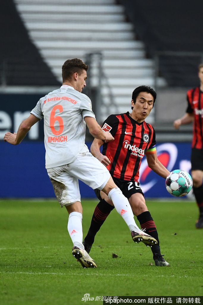 赛后，长谷部诚与队友们肩并肩向客队球迷区的远征军致谢，他的球衣被汗水浸透，脸上写满了战斗到底的坚毅与对团队的自豪。