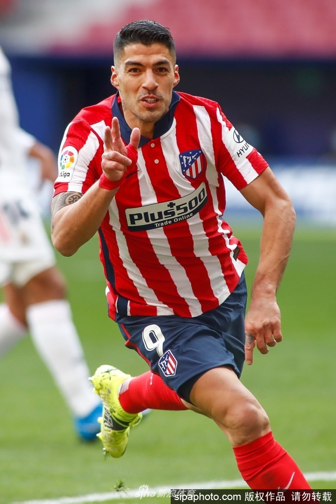 在万众瞩目的马德里德比中，苏亚雷斯弯弓搭箭，用一脚精妙绝伦的外脚背弹射攻破皇马球门，这粒艺术品般的进球瞬间点燃了整座球场，也成为了决定联赛冠军归属的关键砝码。