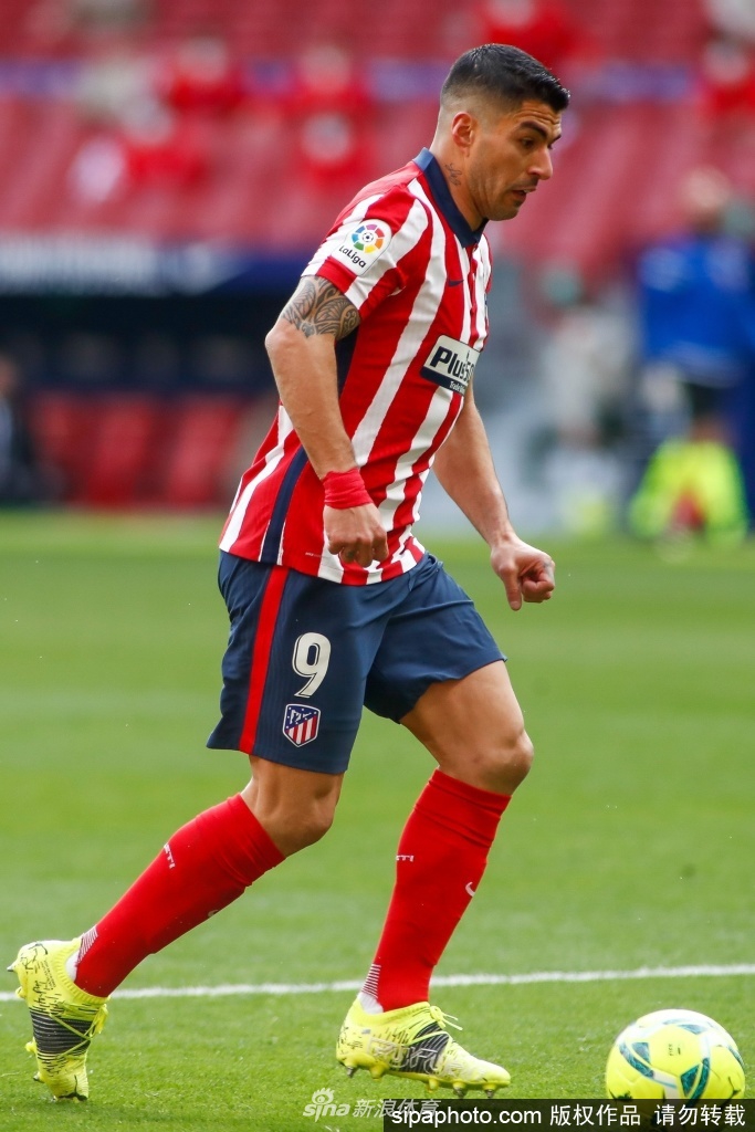 赛场之外的苏亚雷斯与队友科雷亚勾肩搭背，在更衣室里留下胜利合影，他脸上洋溢的灿烂笑容与搞怪表情，透露着融入新集体的喜悦以及对于西甲冠军的无限渴望。