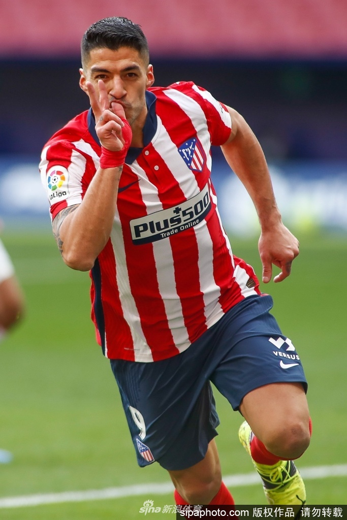 身披马竞战袍的苏亚雷斯在进球后激情怒吼，他紧握双拳，面部青筋暴起，将赛季初期所有关于他‘廉颇老矣’的质疑声都宣泄在了这震耳欲聋的咆哮之中。