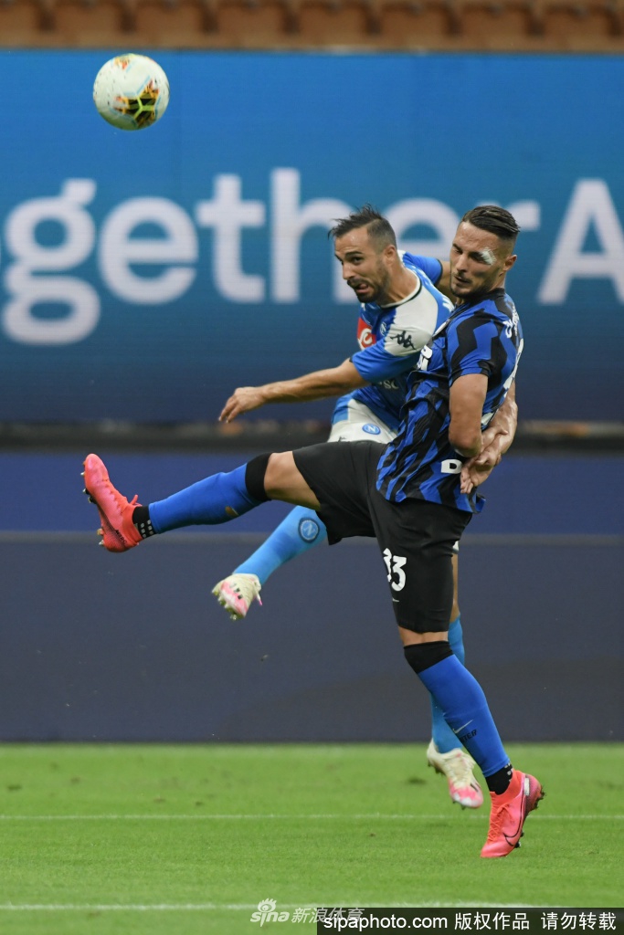 在阿皮亚诺·詹蒂莱训练基地，阳光依旧洒在草皮上，但彼时的国际米兰全队却因队友的确诊而进入严格的授信隔离状态。空旷的看台与严阵以待的防疫标识，无声地诉说着那个特殊时期蓝黑军团面临的严峻挑战。