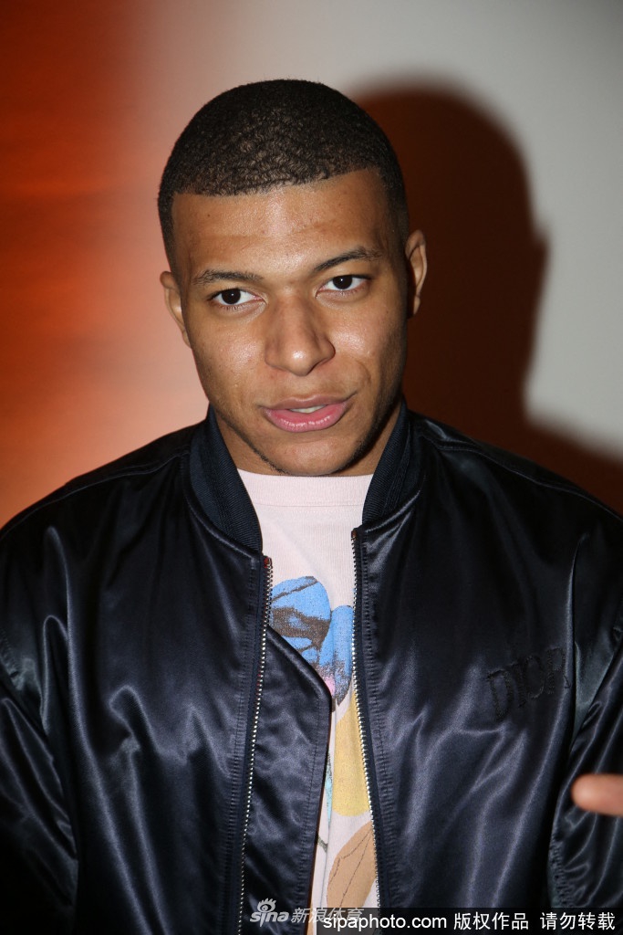 姆巴佩在赛场上握拳怒吼，面部肌肉紧绷，额头青筋隐现，这极具冲击力的瞬间仿佛是他对续约僵局无声的宣泄，也是对未来的强力宣言。