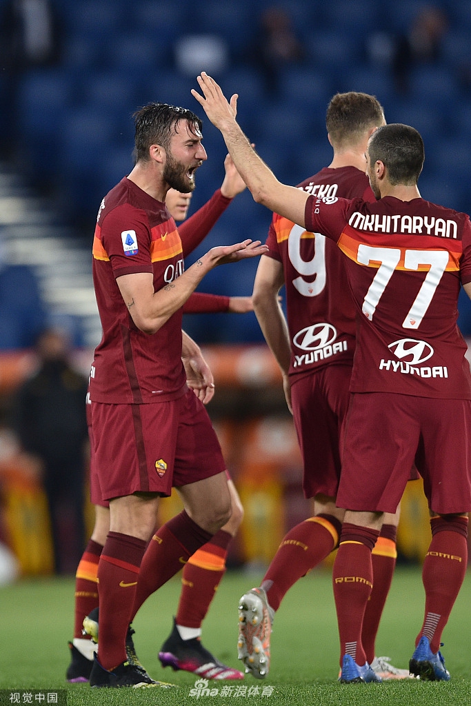 在奥林匹克球场的聚光灯下，亚特兰大球员伊利契奇与罗马后卫伊巴涅斯展开激烈肉搏，两人眼神中充满了对球权的渴望与必胜的信念。