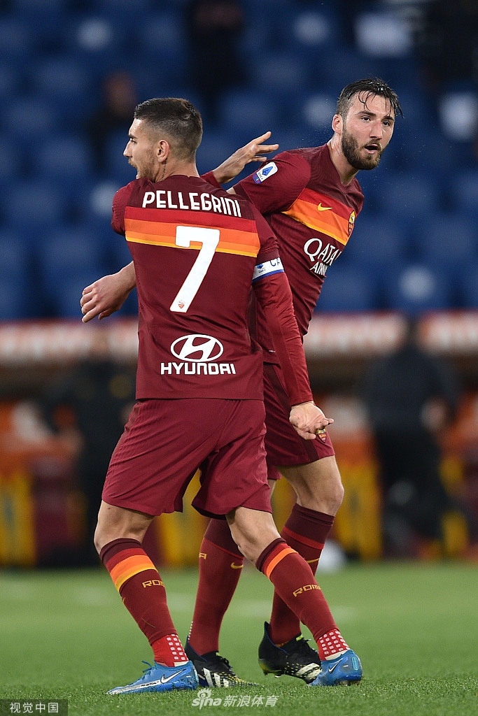 马利诺夫斯基张开双臂，肆意庆祝他为亚特兰大打进的宝贵进球，身旁的队友戈森斯同样面露喜色，这个配合撕开了罗马的整条防线。