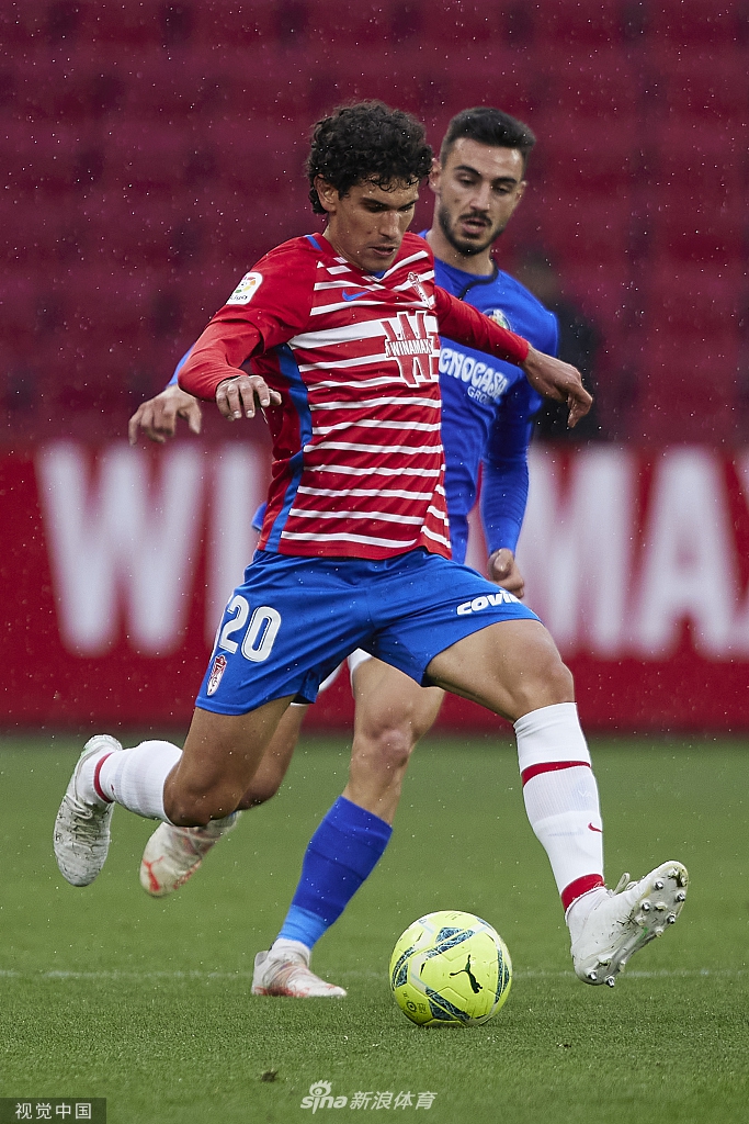 赫塔菲的中场发动机阿兰巴里在拼抢中展现出强悍的防守硬度，他像一座移动的铁塔卡住身位，将格拉纳达的进攻球员与皮球彻底隔离开来。