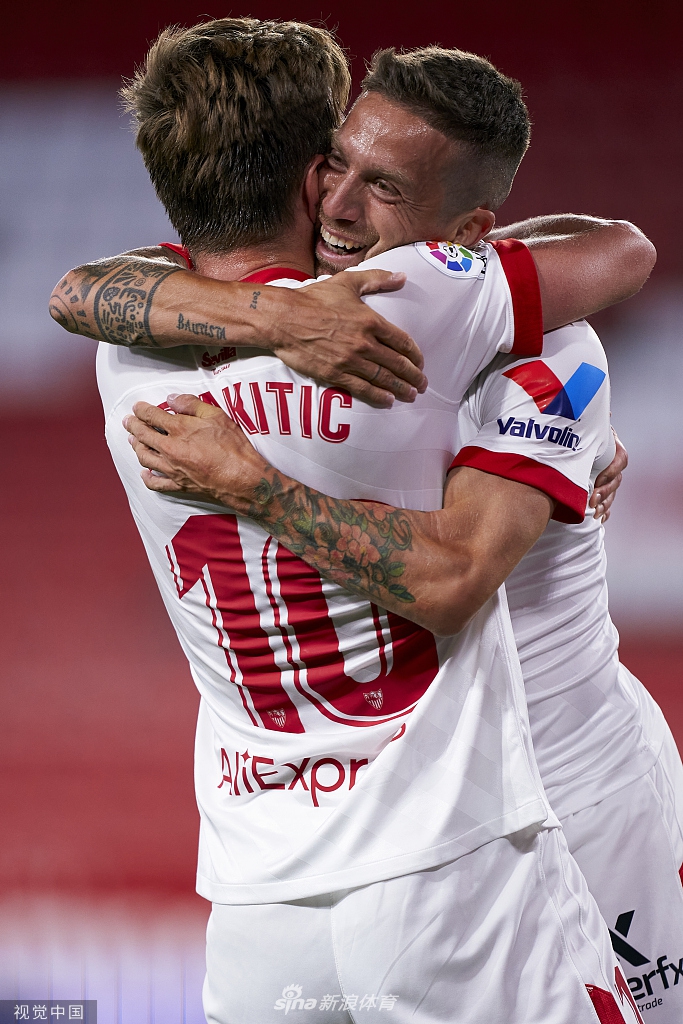 阿根廷魔术师亚历杭德罗·戈麦斯张开双臂肆意狂奔，享受绝杀后来自看台的山呼海啸