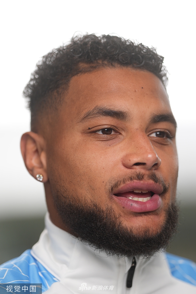 鲁本·迪亚斯蹲下身来，像孩童般专注地系紧鞋带，此刻他不仅是后防领袖，更是守护蓝月梦想的坚定基石