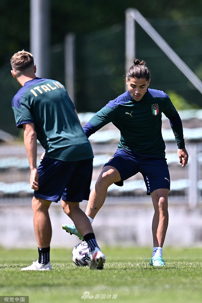 全队在训练结束后围成一圈，队长激励大家，团队士气高涨