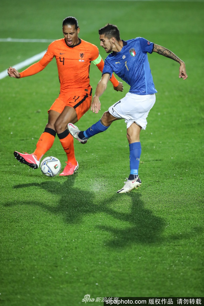 佩莱格里尼独自坐在场边的替补席上，双手捂面，身体前倾。他身前的草地上散落着几颗足球，而身后则是空旷的看台。这个姿势充满了无力与悲伤，仿佛将他无法踏上这片赛场的不甘与失落，全部倾泻在了这无人的角落。