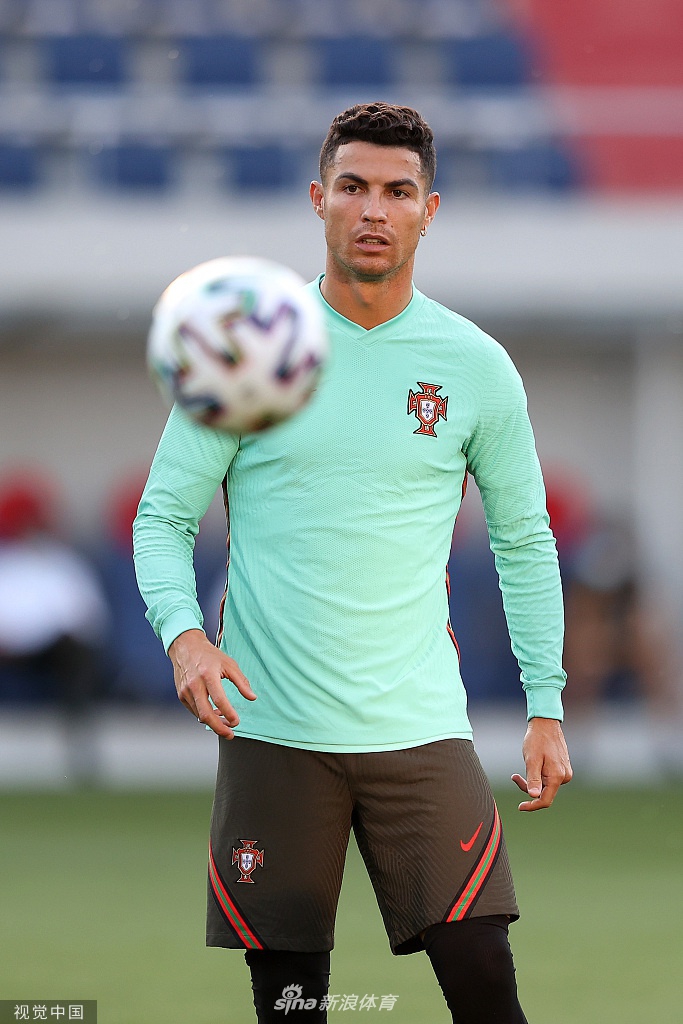 葡萄牙队进行分组对抗，C罗在门前展现出顶级射手的嗅觉，一次凌空抽射引来场边教练组的鼓掌叫好，队友们也纷纷投来钦佩的目光。