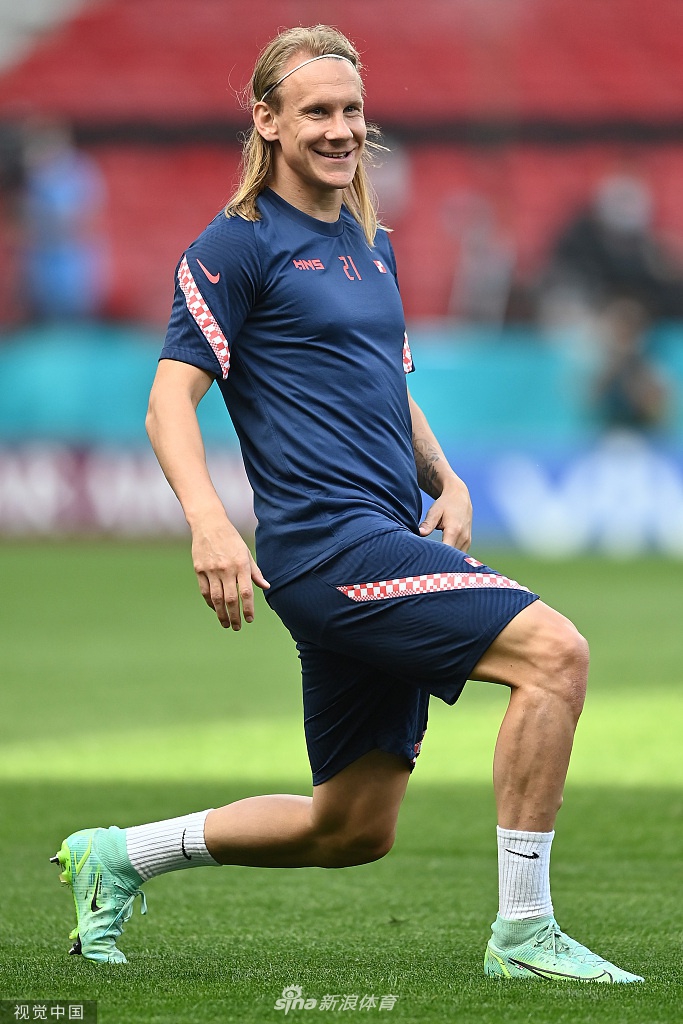 核心莫德里奇在训练中弯腰扶膝，稍作喘息，他深邃的目光望向远方，斑驳的鬓角在阳光下闪着光，仿佛承载着整个国家的足球荣耀与即将告别大赛舞台的复杂情感。