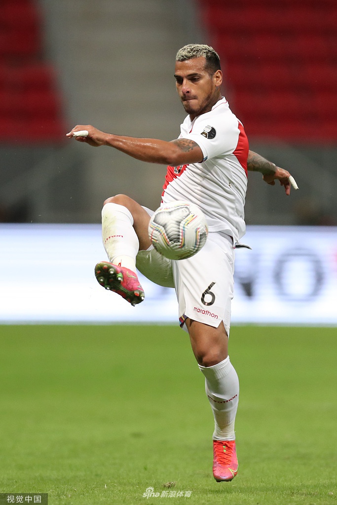 绿茵场上的顽强阻击：秘鲁球员舍身封堵，用身体筑起血肉长城，力保球门不失