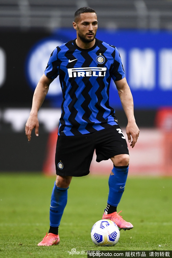 训练场上，丹布罗西奥神情专注地进行抢圈练习，他身姿矫健，眼神中透露出不服输的斗志，阳光洒在他浸出汗水的球衣上，闪烁着敬业的光芒。