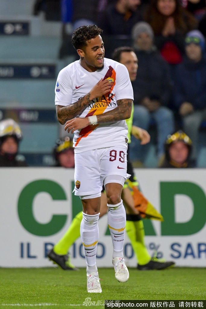 在尼斯训练中心的阳光下，小克鲁伊维特低头仔细整理球袜，动作专注而认真，仿佛正在精心打理自己即将重新起航的职业生涯