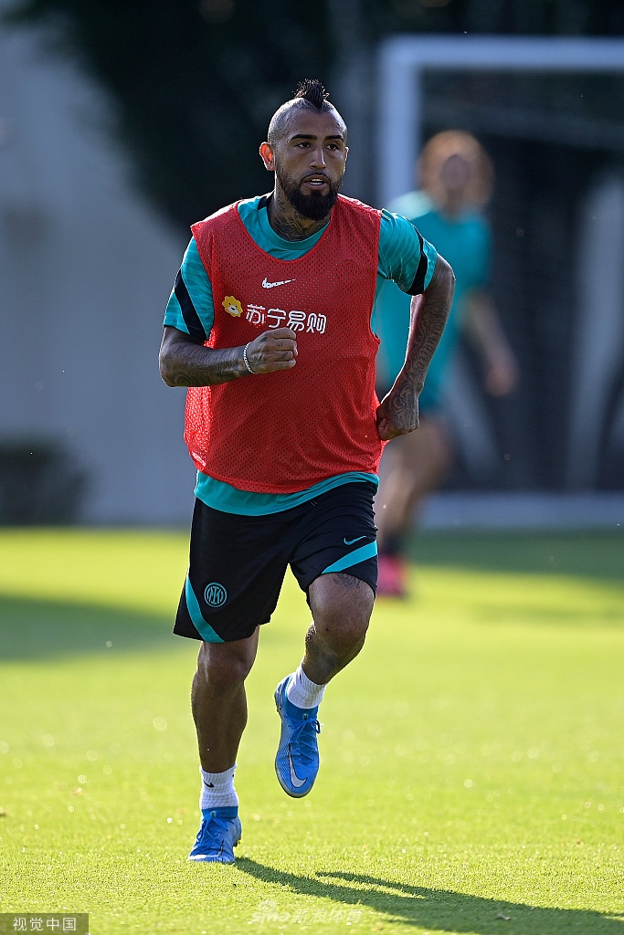 一位国际米兰的锋线球员在训练中拔脚怒射，皮球如出膛炮弹般直奔球门死角，门将奋力侧扑却未能碰到皮球，瞬间的力量与美感被永久定格。