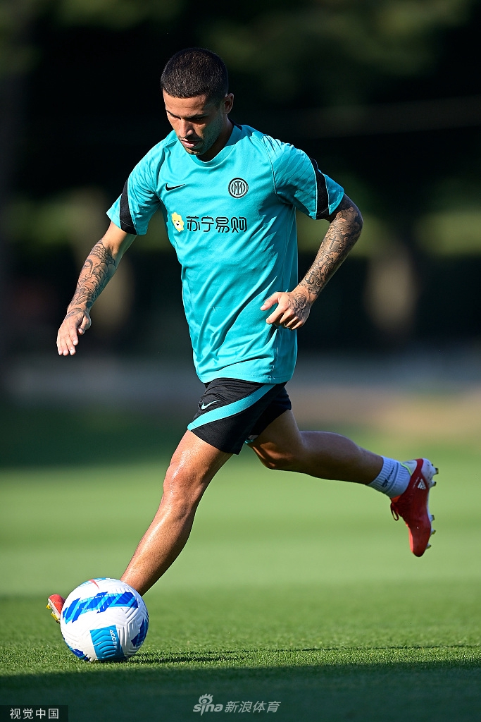 夕阳西下，余晖洒在空无一人的训练场上，只剩下一些训练用的标志盘和障碍物，仿佛在诉说着一天的辛勤付出，同时也预示着新赛季的挑战即将到来。