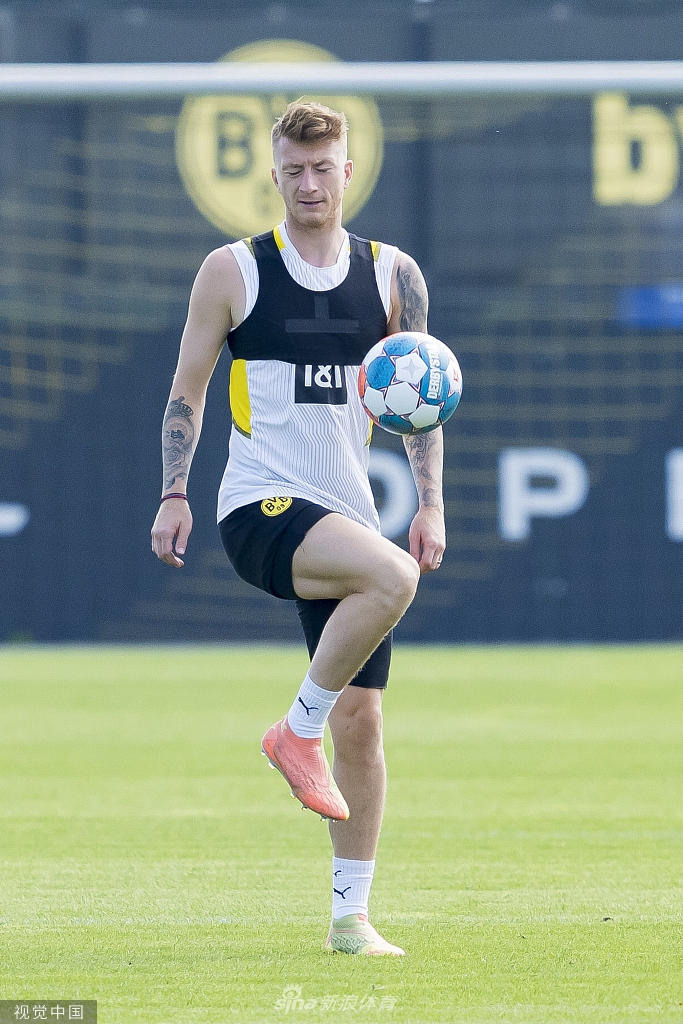 哈兰德在训练中展现出惊人的爆发力，他大步流星地摆脱防守，面对球门蓄势待发，金色的长发在阳光下如同雄狮的鬃毛般飞扬。