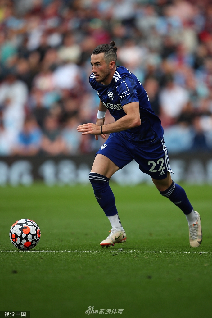 克里斯·伍德在混战中伸腿垫射，皮球应声入网，这一刻前利兹联射手用进球反戈旧主，伯恩利球员的欢呼声仿佛要掀翻特夫摩尔球场的顶棚。