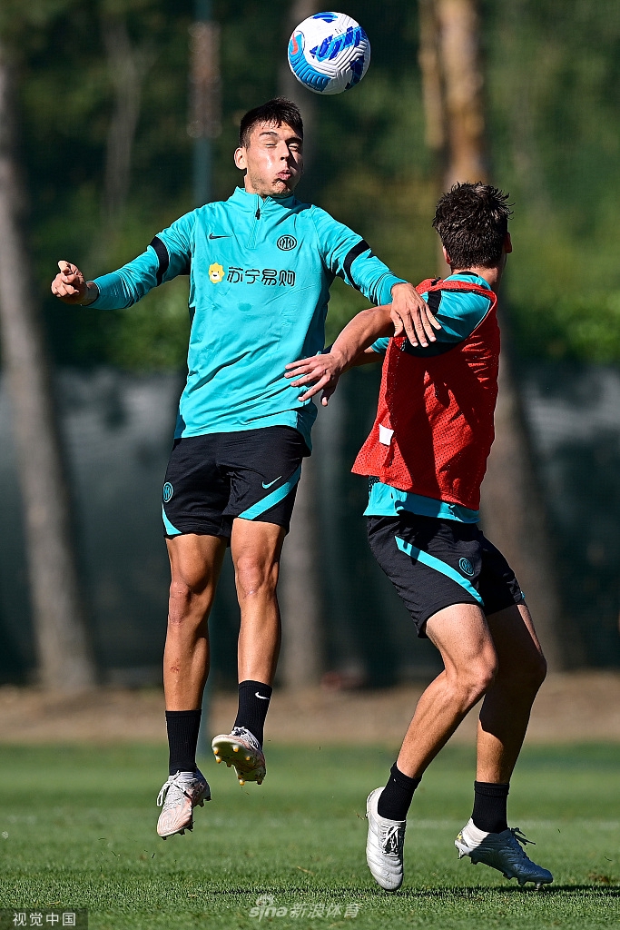 尽管汗水已浸透训练服，这位蓝黑战士依然全神贯注地控制着皮球，他的每一次触球都充满了节奏感，仿佛在绿茵场上演奏一曲胜利的序章。