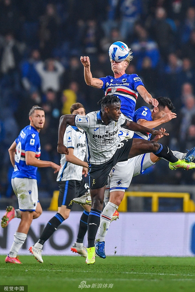 费拉里斯球场的夜晚被激情点燃，看台上水手球迷挥舞旗帜，目光中充满对胜利的渴望。