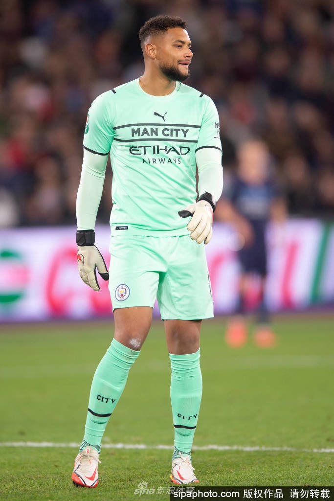 赛后致谢时，斯特芬眼中闪烁着光芒，他的笑容温暖而真挚，正与看台上的球迷挥手互动，蓝色的球衣在灯光下格外醒目